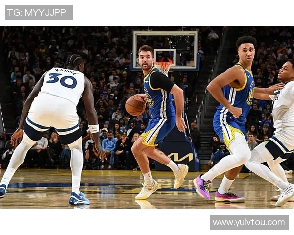 勇士队赛场细节引发关注 球员小动作成热议焦点